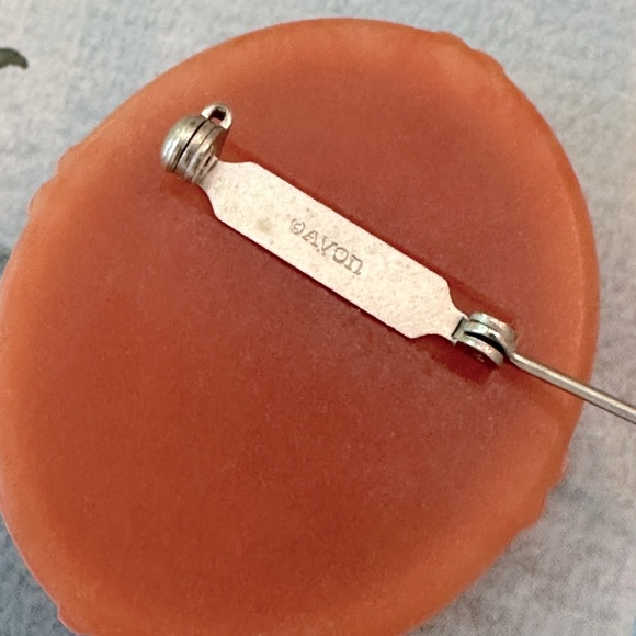 Vintage Avon Floral Cameo Brooch/Pin Victorian Style Flower Bouquet w/Bow Coral - Picture 5 of 13